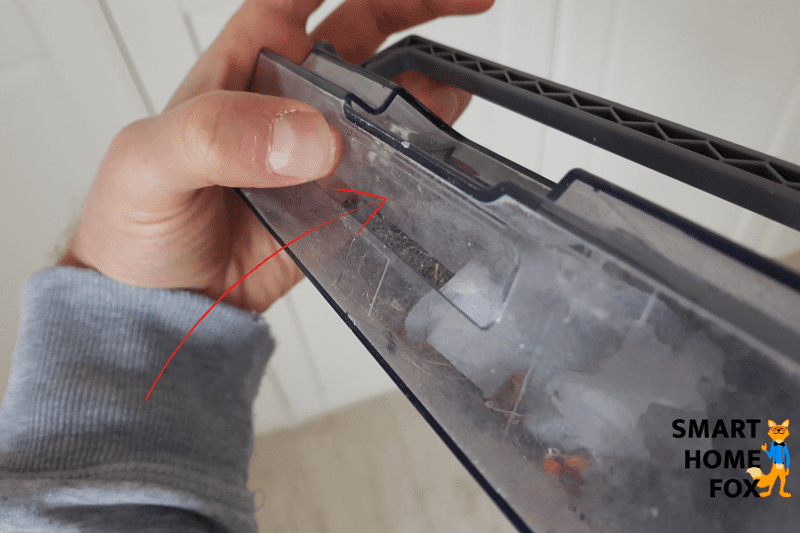 Die Staubrückhalteklappe des Ecovacs Deebot T9 AIVI ist in der Nahaufnahme zu sehen.